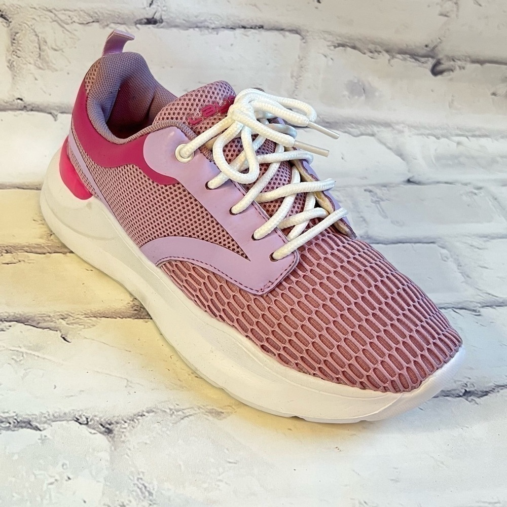 EUC Woman’s Layer 8 lavender lace up athletic sneakers size 8 rn# 70892